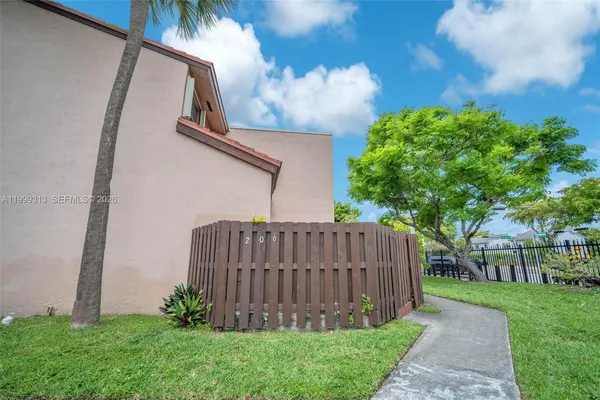 $2,900 | 685 West Park Drive, Unit 20611, Miami, FL 33172