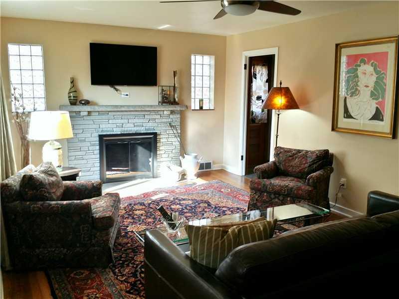 156 Gass Road Pittsburgh, PA 15229 - Photo 3 of 25 Living Room.