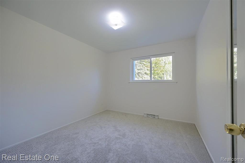 2060 Bretton Drive South Rochester Hills, MI 48309 - Photo 18 of 39