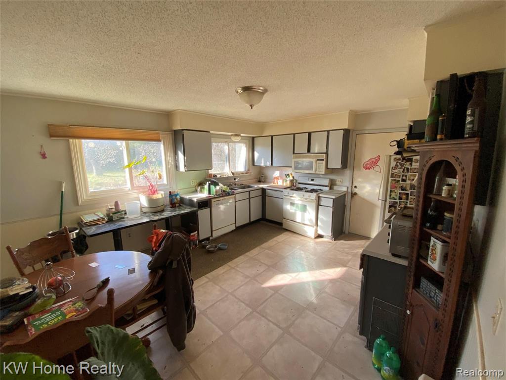 24739 Middlebelt Road Farmington Hills, MI 48336 - Photo 4 of 14