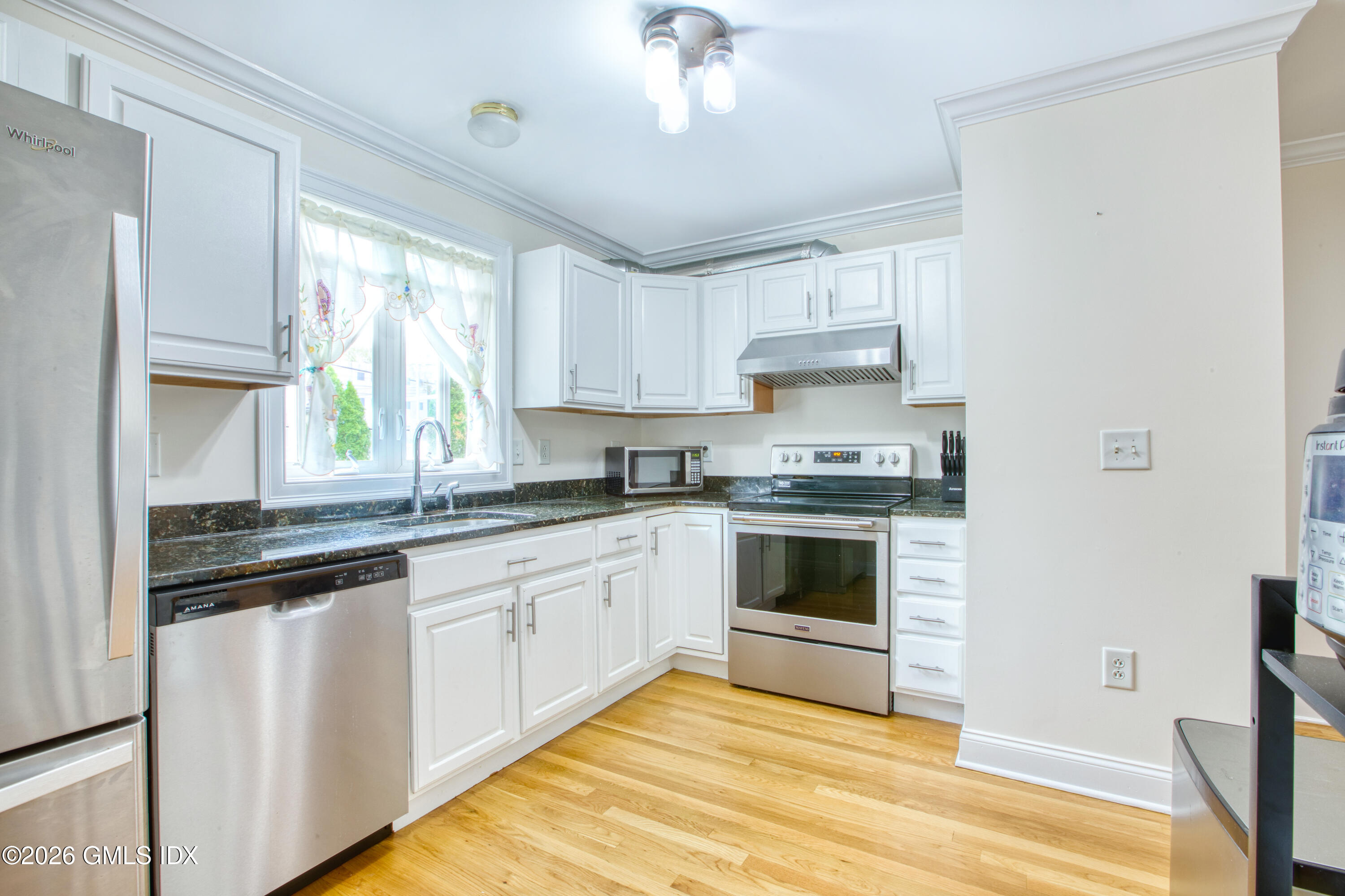39 Maple Tree Avenue, Unit 40 Stamford, CT 06906 - Photo 7 of 22 39 Maple tree kitchen