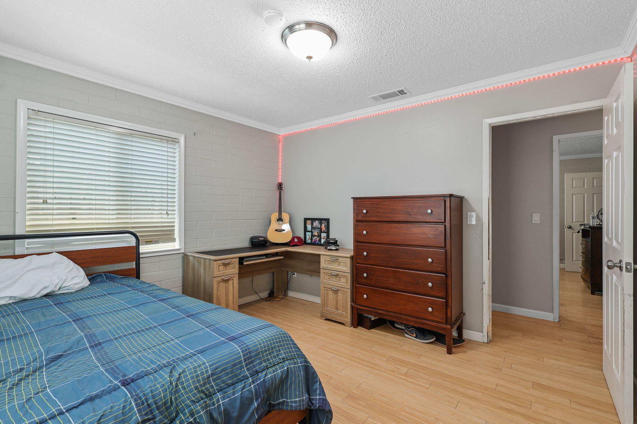6842 Riverside Drive Redding, CA 96001 - Photo 13 of 33 7-web-or-mls-LZ0A0050