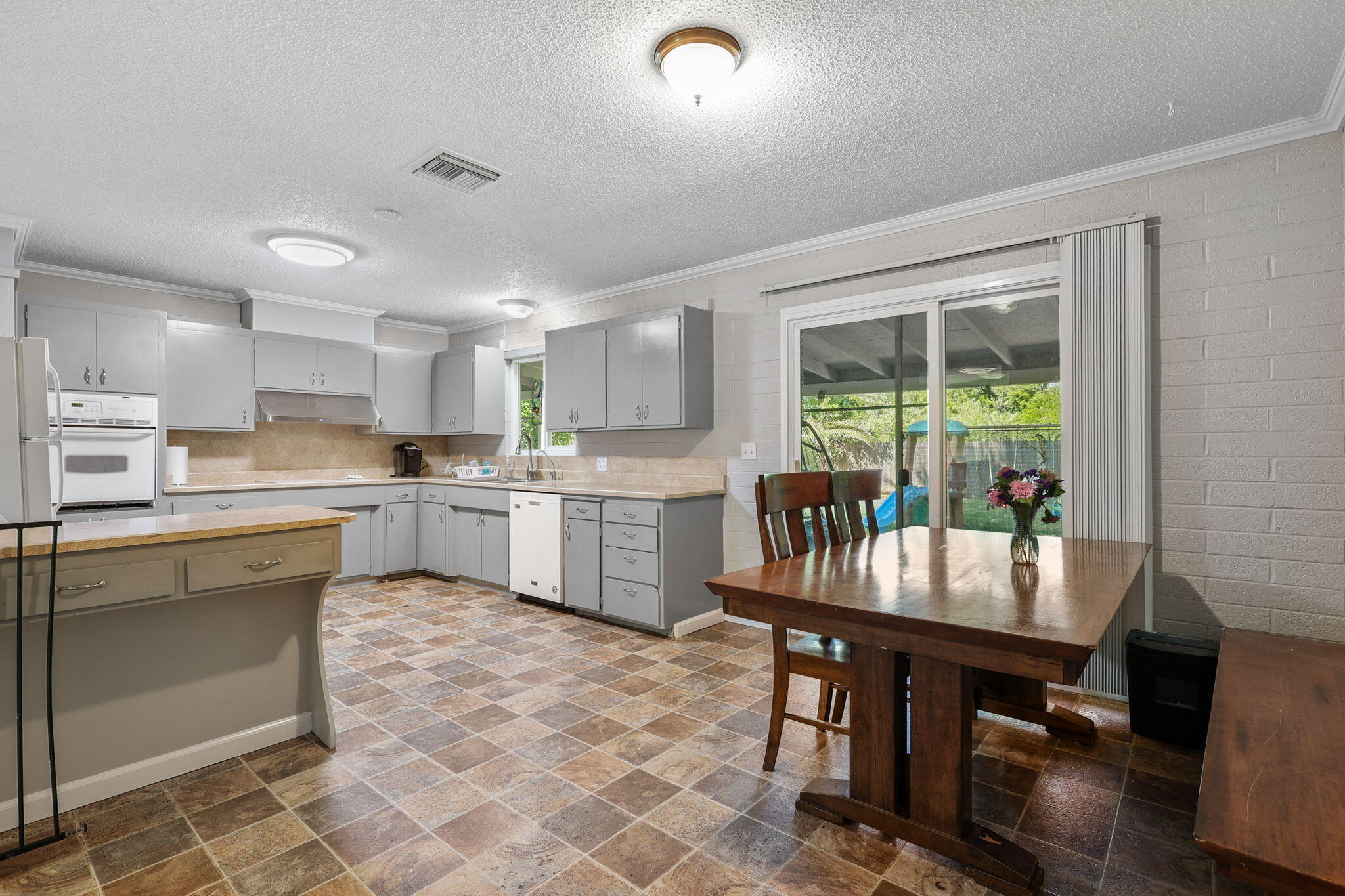 6842 Riverside Drive Redding, CA 96001 - Photo 4 of 33 15-web-or-mls-LZ0A0110