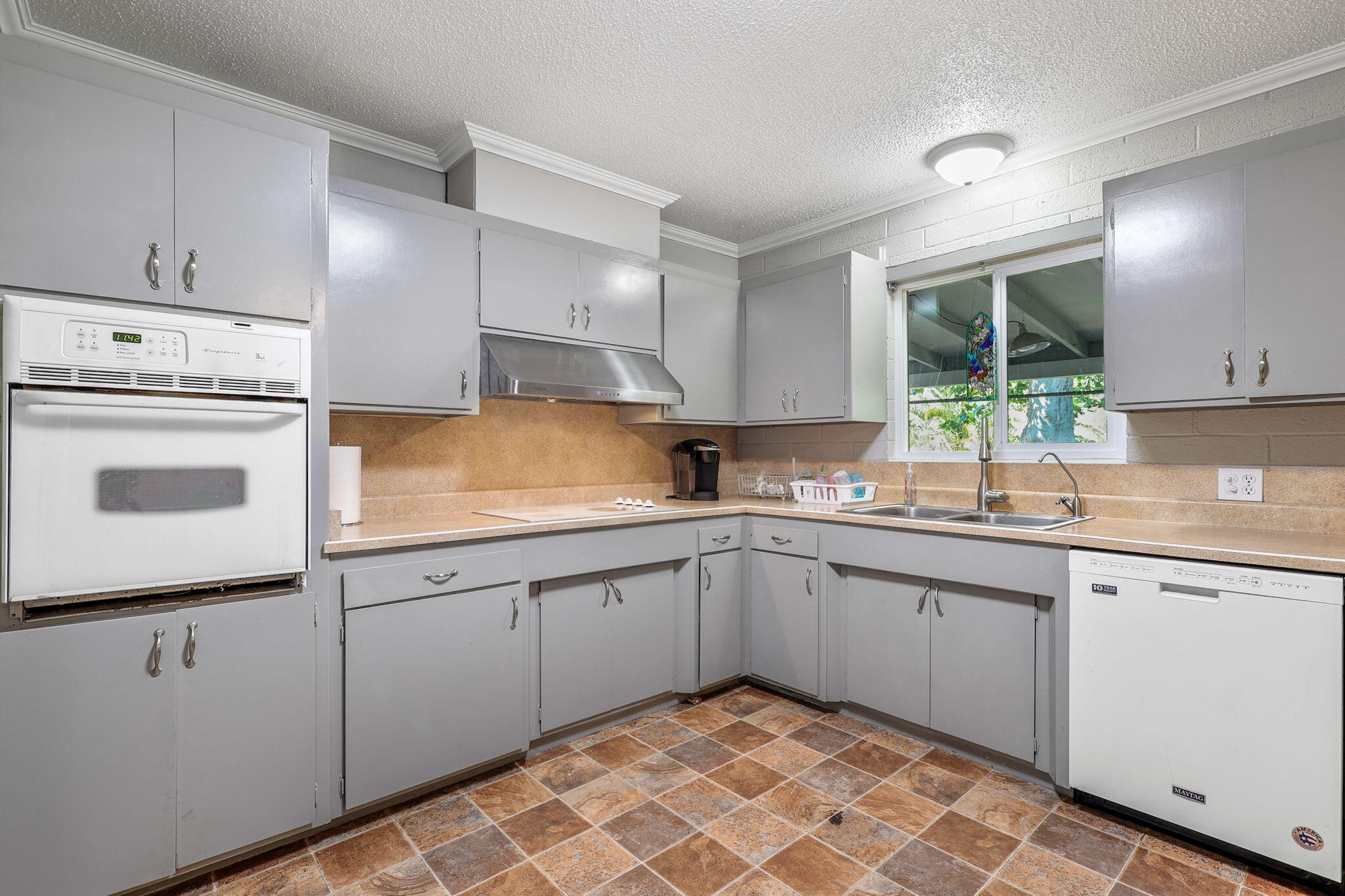 6842 Riverside Drive Redding, CA 96001 - Photo 5 of 33 20-web-or-mls-LZ0A0145