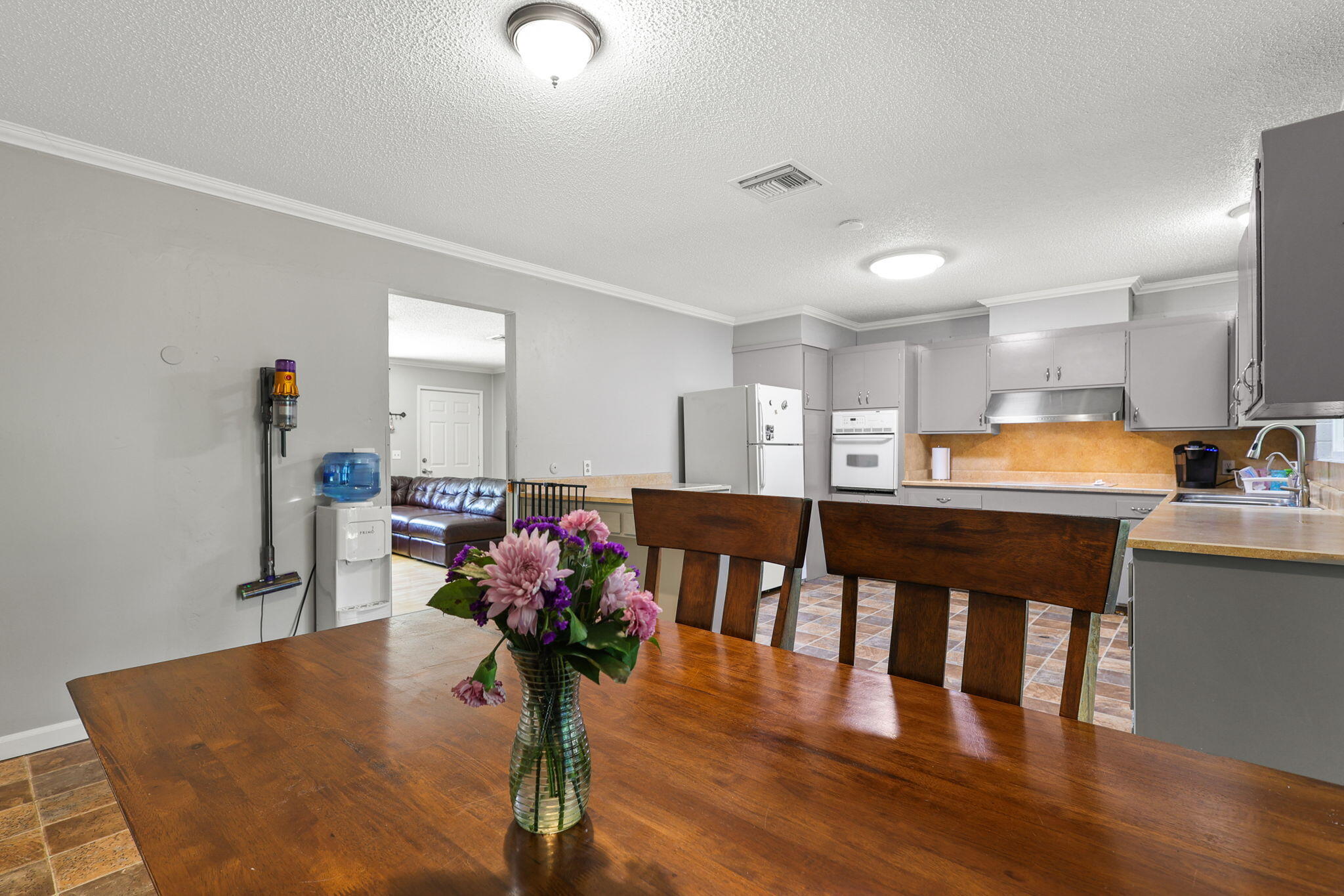 6842 Riverside Drive Redding, CA 96001 - Photo 7 of 33 22-web-or-mls-LZ0A0165