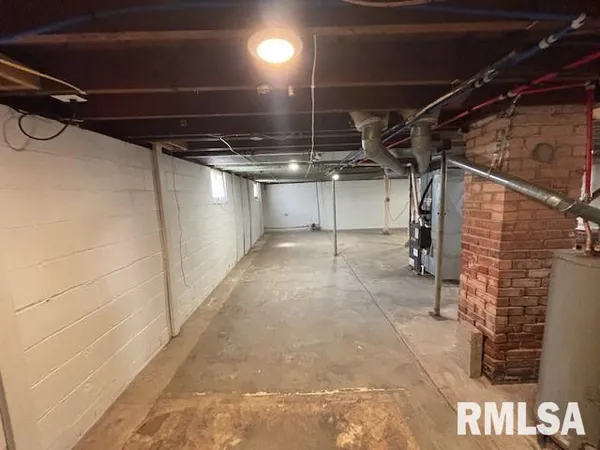 $144,900 | 1103 West Main Cross Street, Taylorville, IL 62568