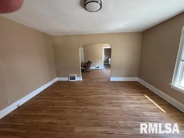 $144,900 | 1103 West Main Cross Street, Taylorville, IL 62568