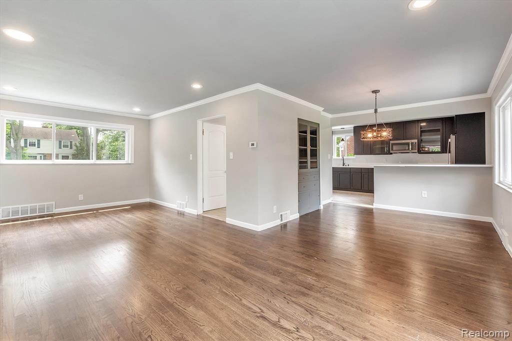 1058 Roslyn Road Grosse Pointe Woods, MI 48236 - Photo 10 of 43