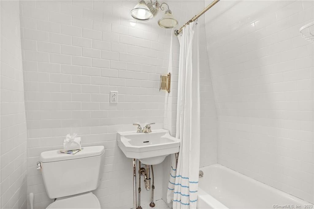 49 Hollow Tree Ridge Road Darien, CT 06820 - Photo 11 of 25 #49 - Full Bath