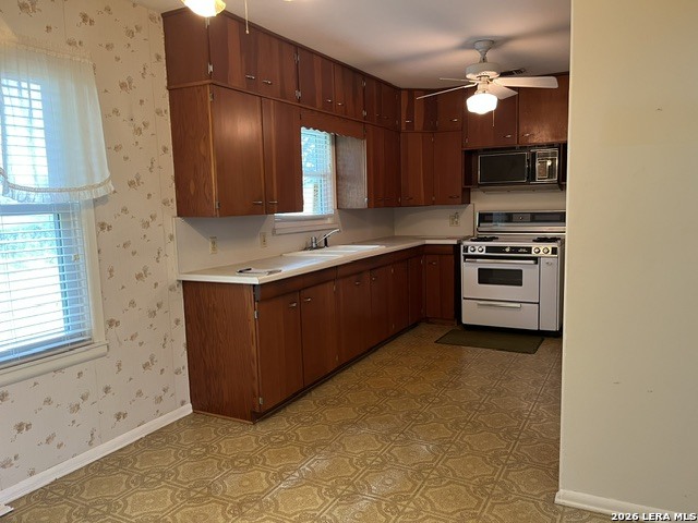 708 Sutton Street Pleasanton, TX 78064 - Photo 8 of 18