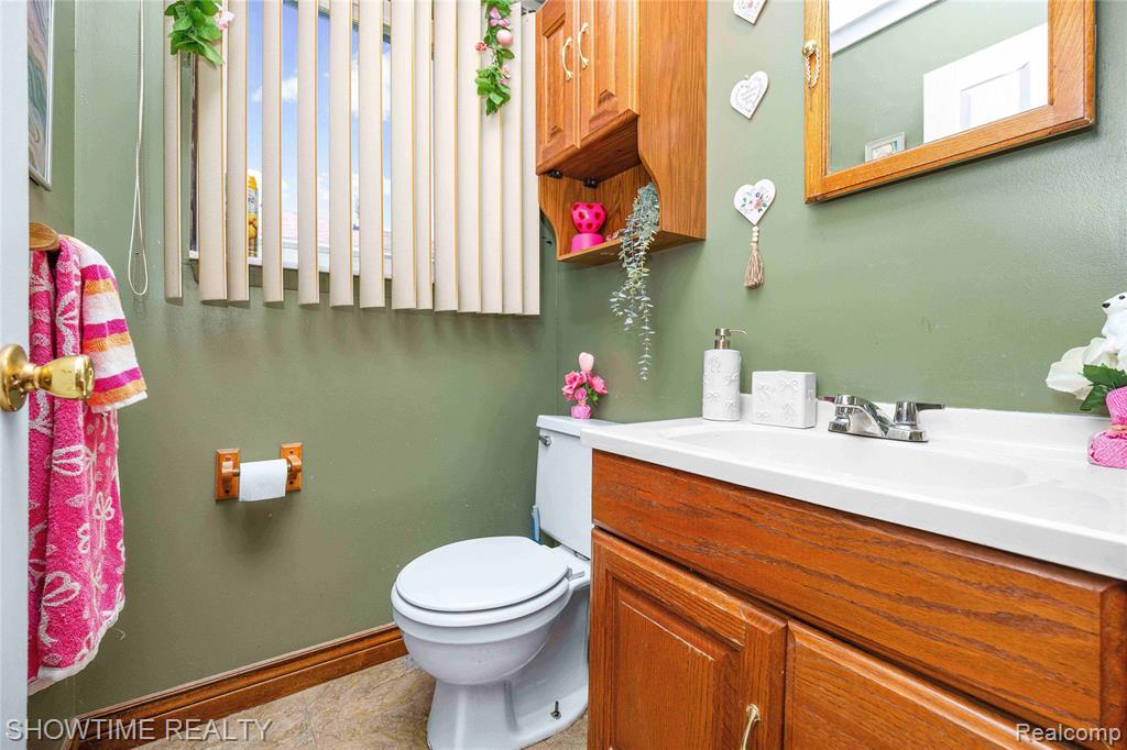 31720 Kelly Road Roseville, MI 48066 - Photo 20 of 42