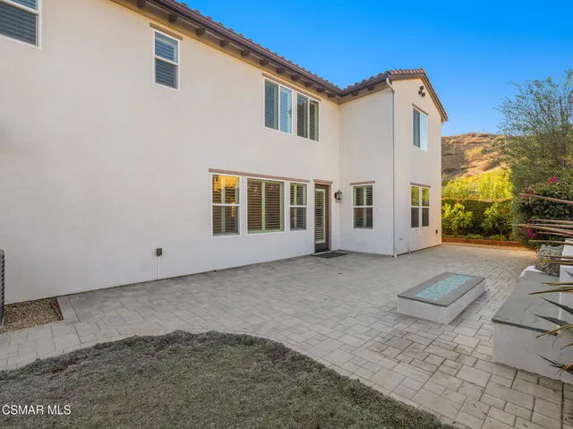 a view of a house with backyard and garden