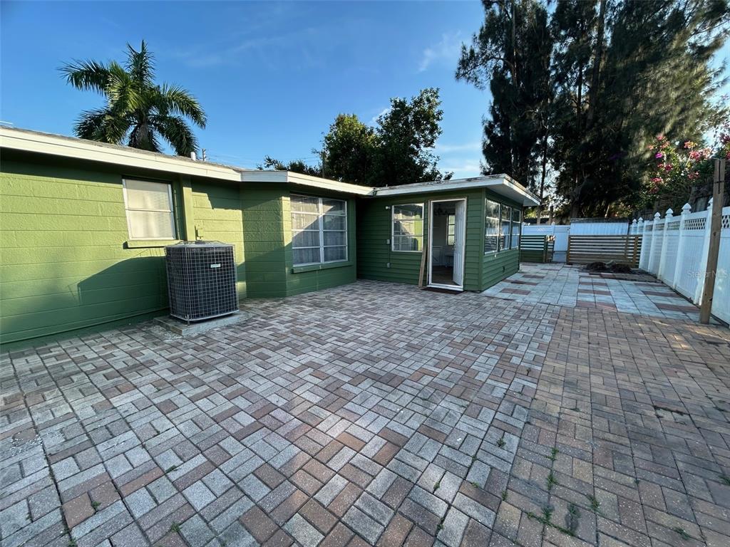 2920 McIntosh Road Sarasota, FL 34232 - Photo 12 of 13