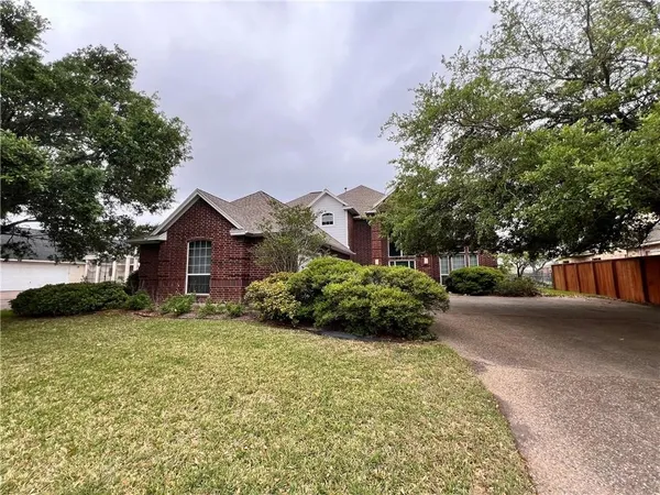 a view of a back yard of the house