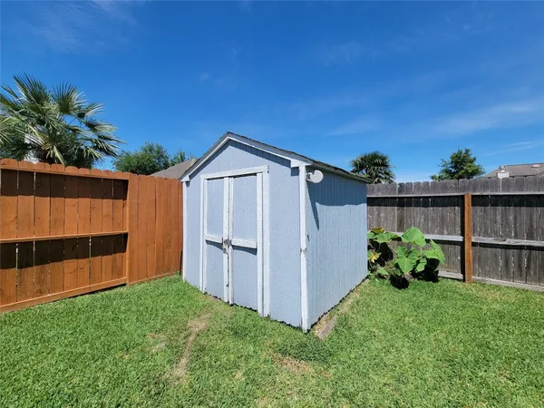 $330,000 | 4112 Seminole Drive, Pearland, TX 77584