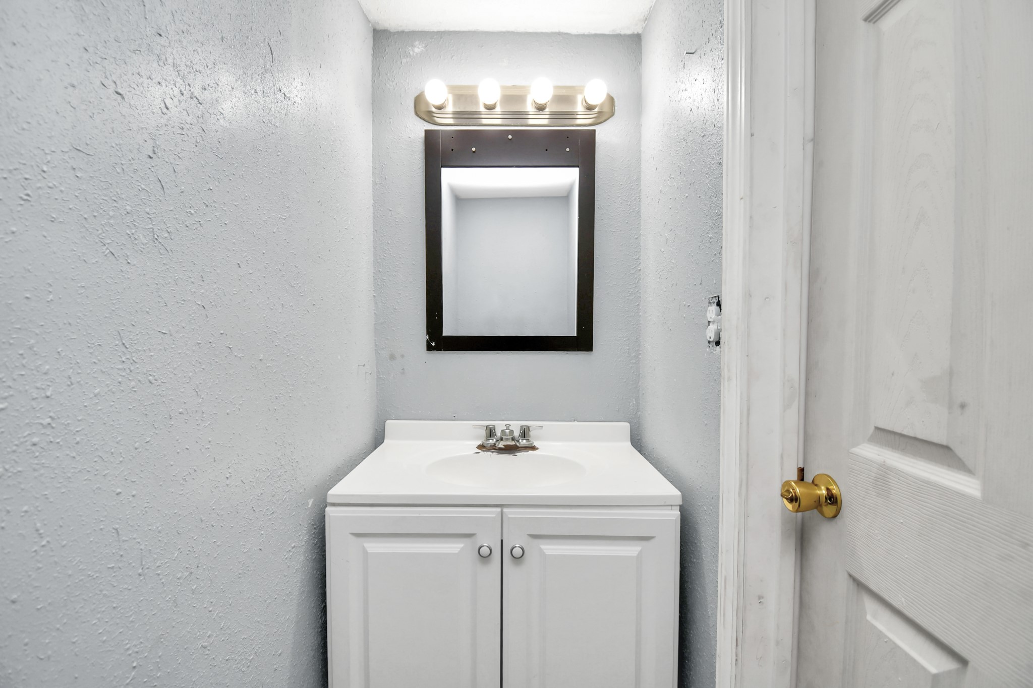 340 Hensley Road Shepherd, TX 77371 - Photo 10 of 23 Half bath located in front room.