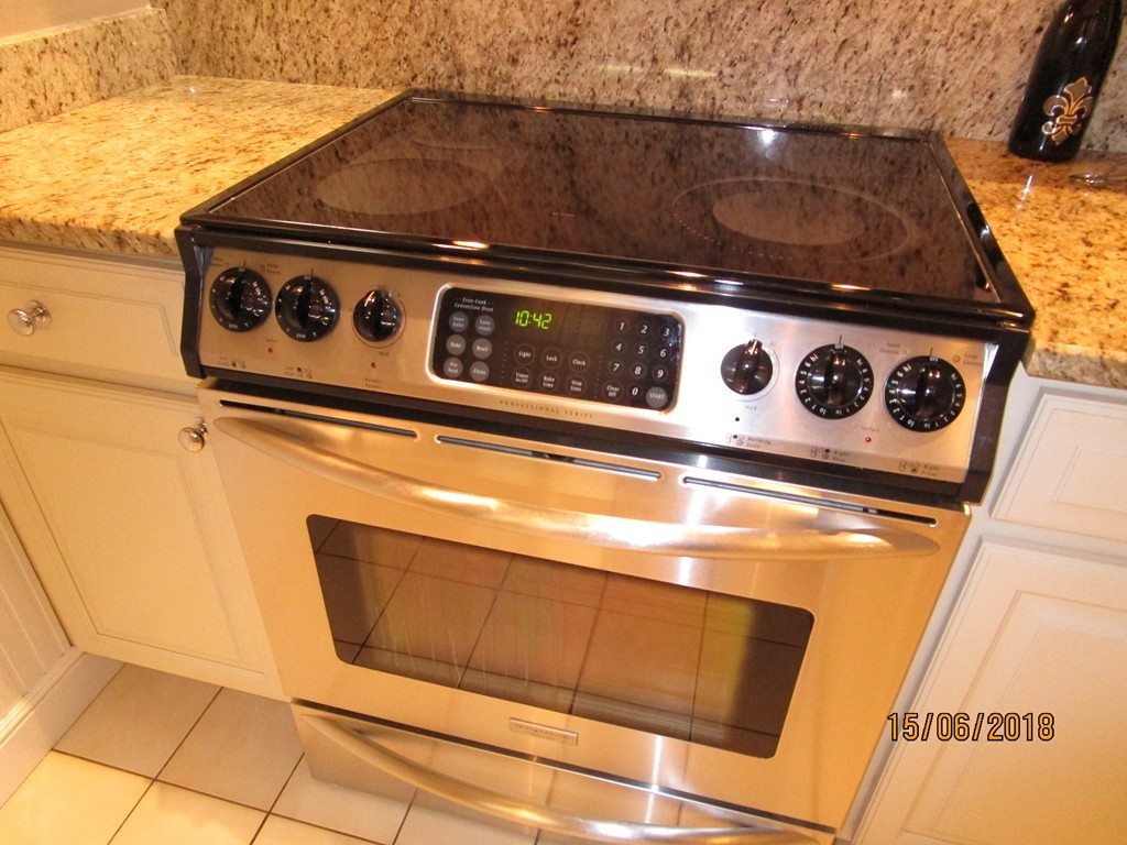 390 Commonwealth Avenue, Unit 210 Boston, MA 02215 - Photo 15 of 30 a close view of stove