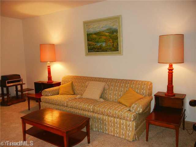 5285 Davis Road Walkertown, NC 27051 - Photo 2 of 13 Living Room.