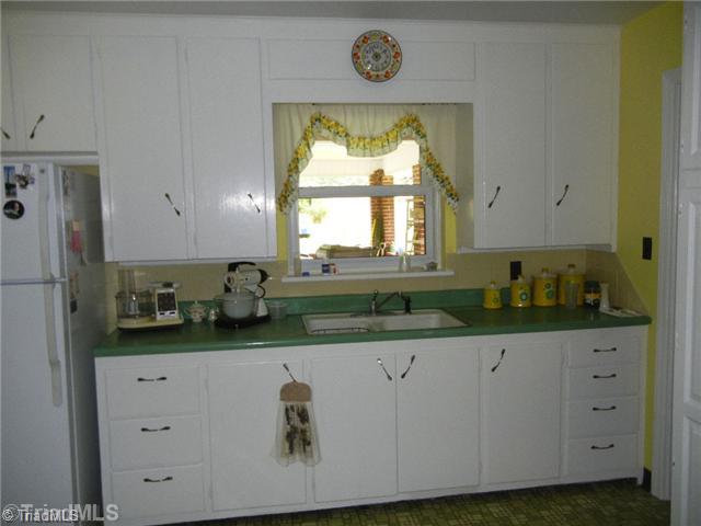 5285 Davis Road Walkertown, NC 27051 - Photo 6 of 13 Kitchen.