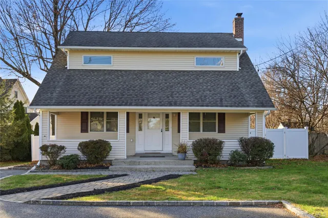 a view of a house with backyard and trees