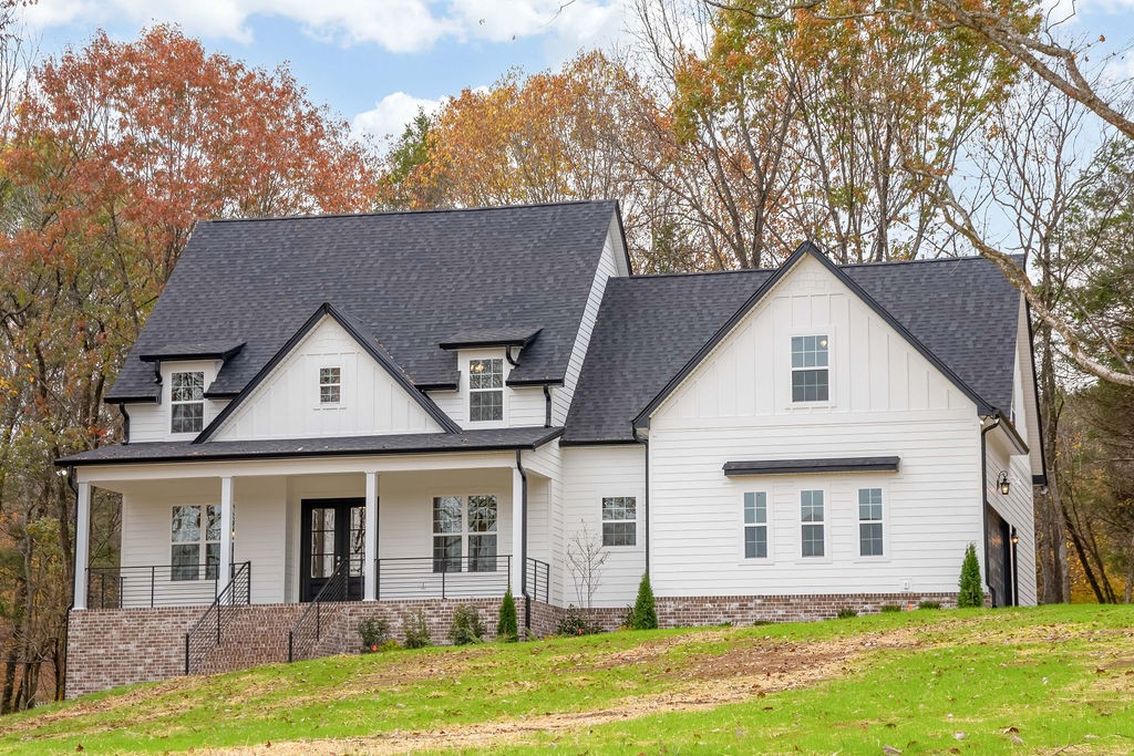 685 Wallace Road Gallatin, TN 37066 - Photo 1 of 64 a front view of a house with a yard