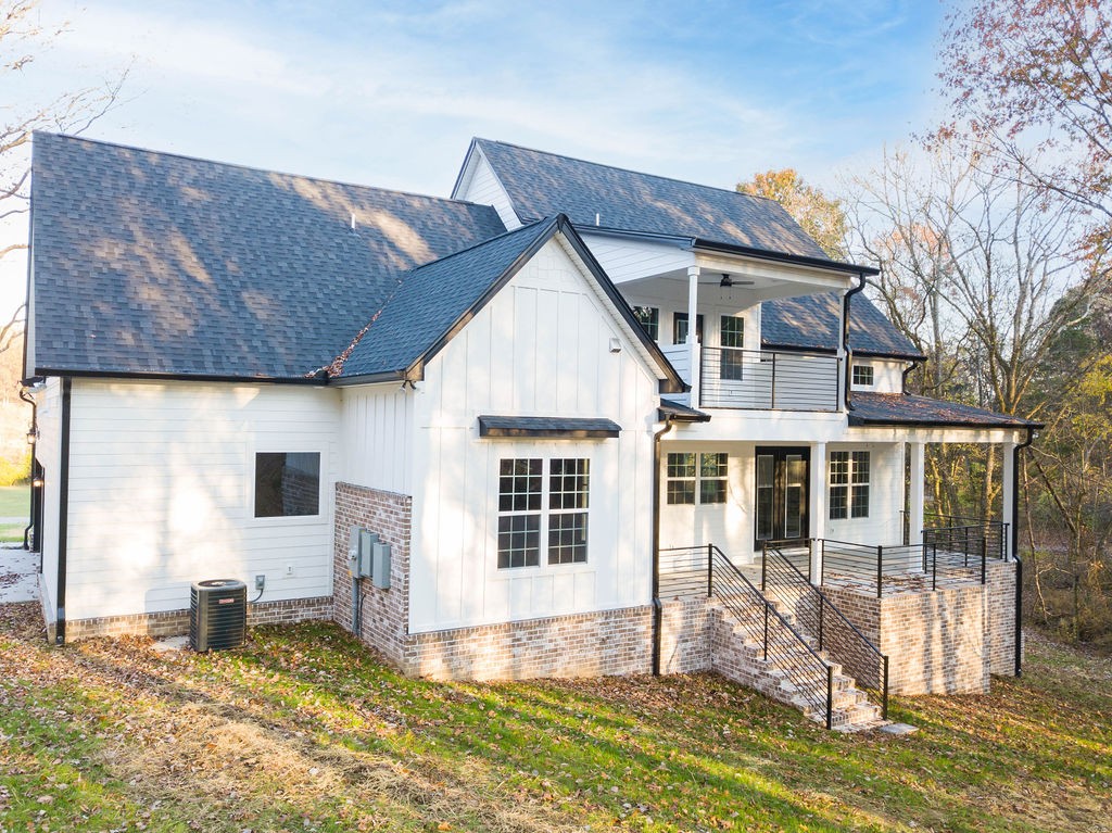 685 Wallace Road Gallatin, TN 37066 - Photo 7 of 64 a view of a house with backyard and sitting area