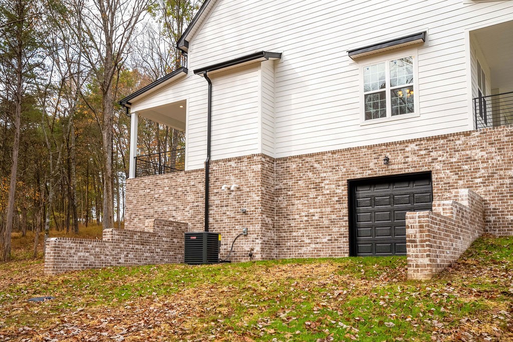 685 Wallace Road Gallatin, TN 37066 - Photo 10 of 64 a front view of a house with a yard and garage