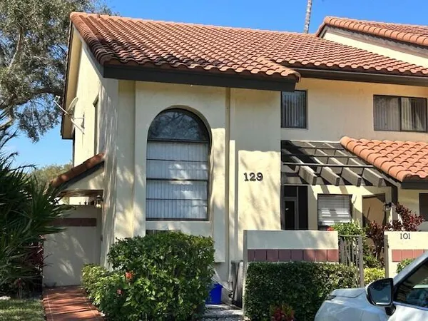 $250,000 | 10415 South Circle Lake Drive, Unit 201, Boynton Beach, FL 33437