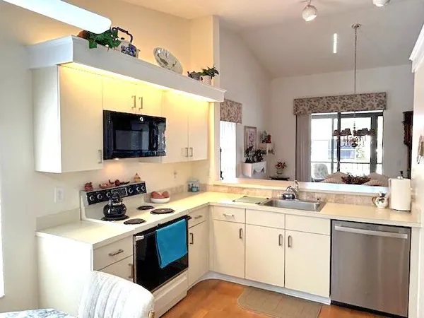 $250,000 | 10415 South Circle Lake Drive, Unit 201, Boynton Beach, FL 33437