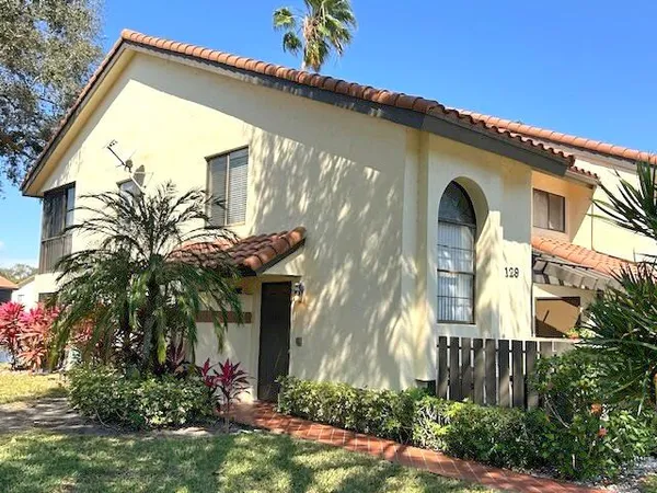 $250,000 | 10415 South Circle Lake Drive, Unit 201, Boynton Beach, FL 33437