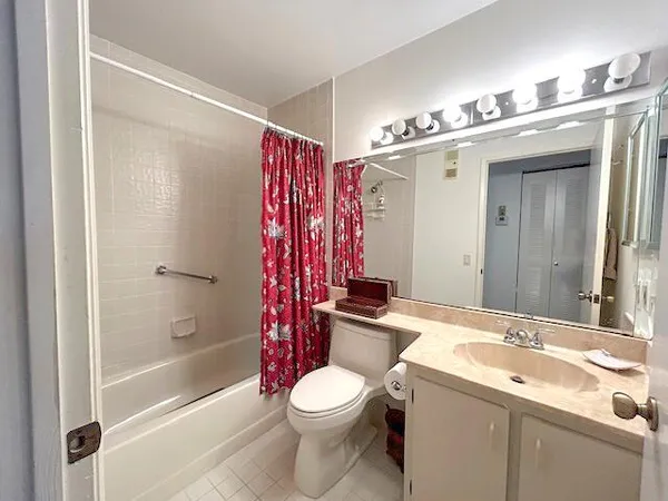 $250,000 | 10415 South Circle Lake Drive, Unit 201, Boynton Beach, FL 33437