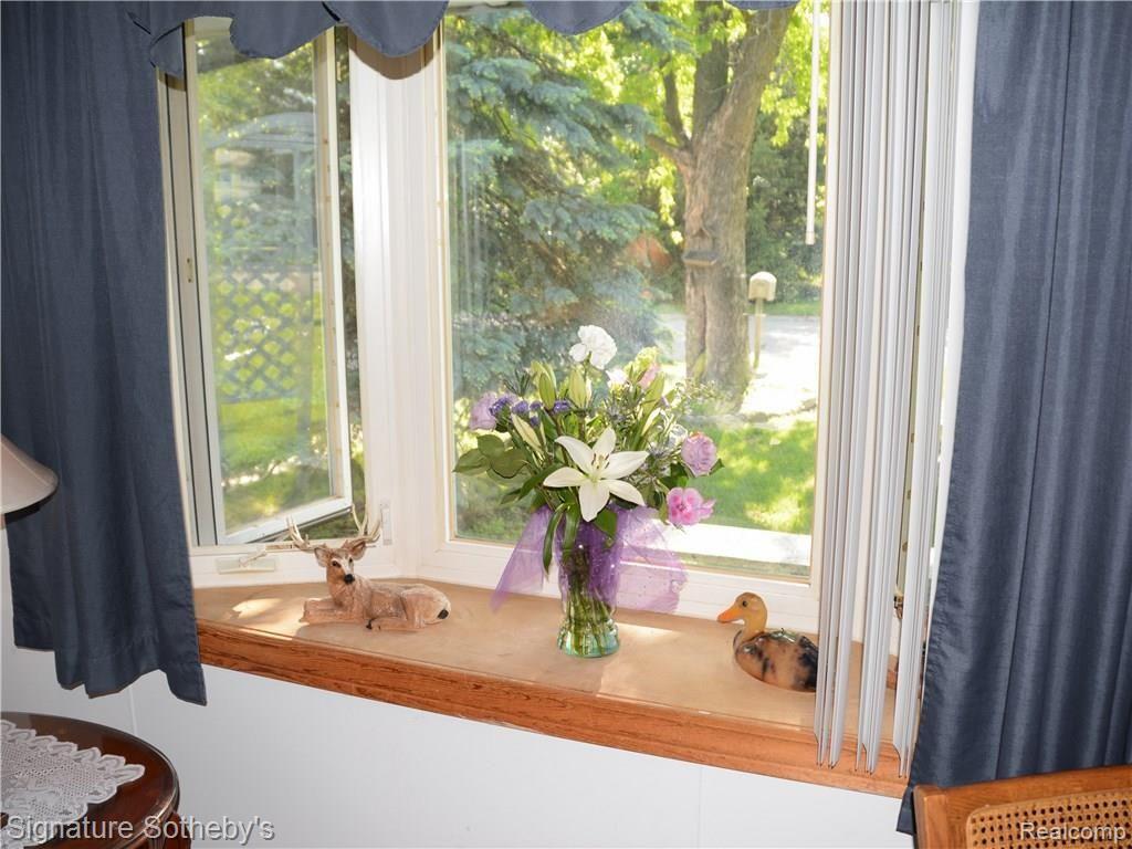 2677 Hessel Avenue Rochester Hills, MI 48307 - Photo 3 of 24