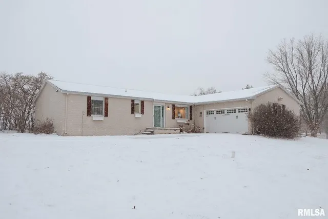 $320,000 | 837 East 1175 North Road, Taylorville, IL 62568