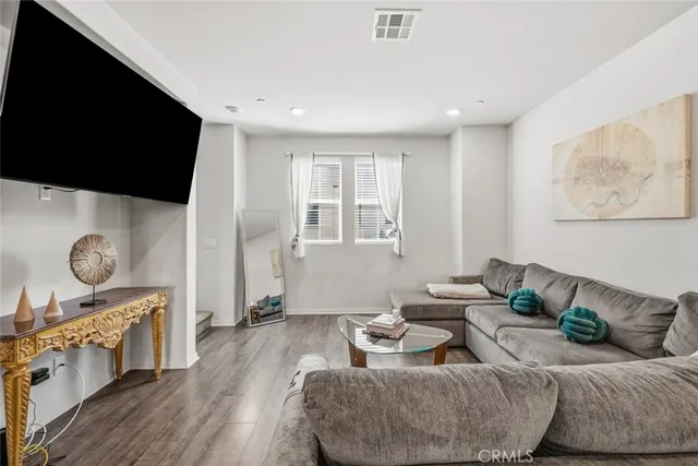 $715,000 | 7214 North Chestnut Lane, Van Nuys, CA 91405