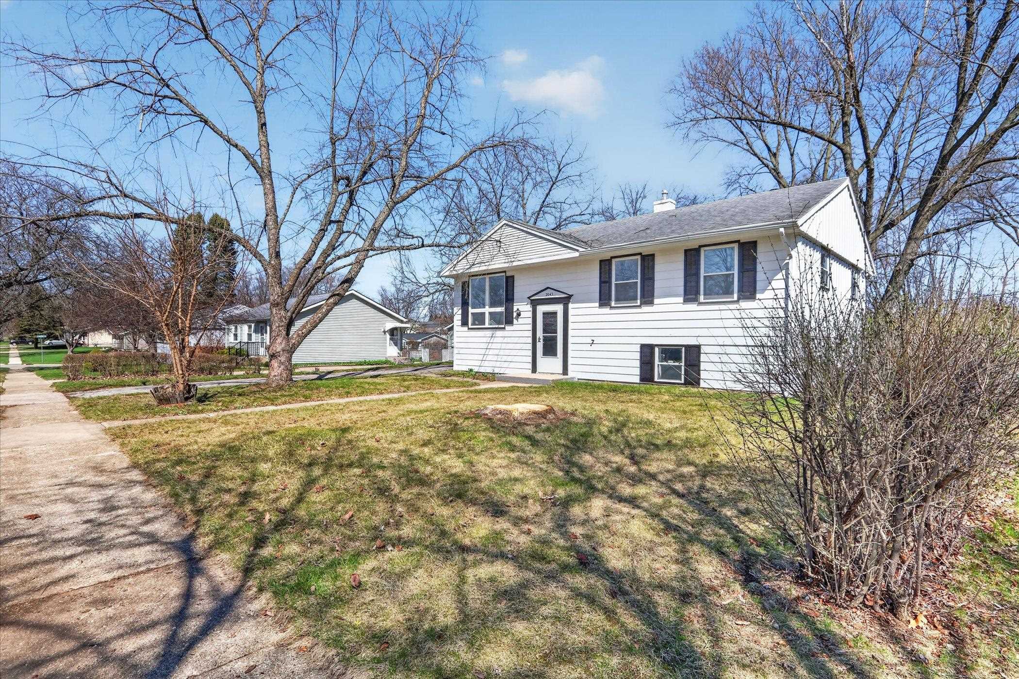 2043 Linway Drive Beloit, WI 53511 - Photo 2 of 59