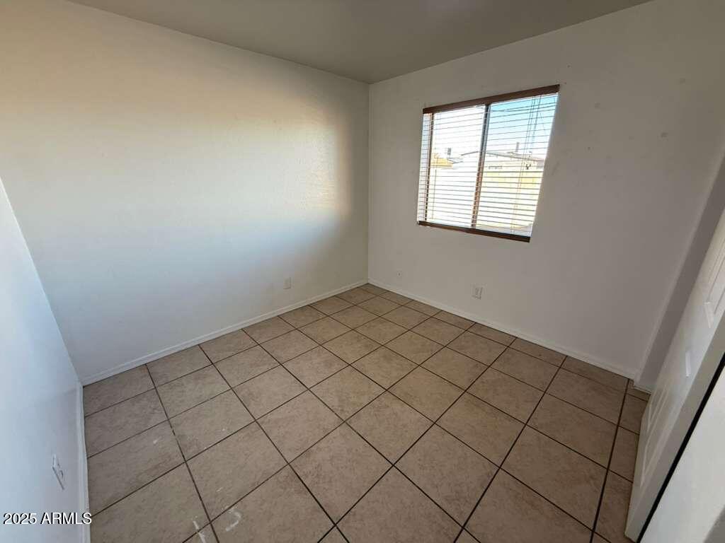 712 East 17th Street, Unit B Douglas, AZ 85607 - Photo 11 of 20 an empty room with windows