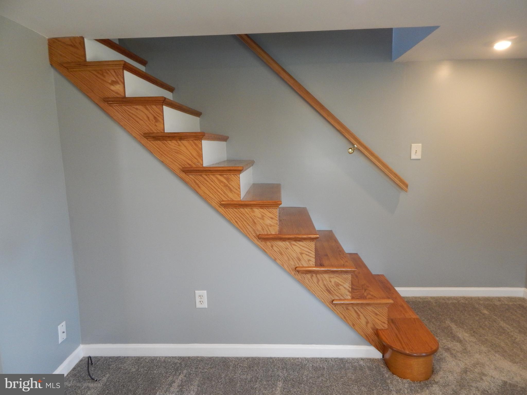 916 Hartly Road Hartly, DE 19953 - Photo 20 of 61 Oak Staircase