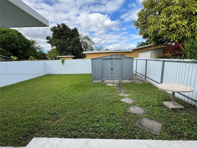 a view of a backyard