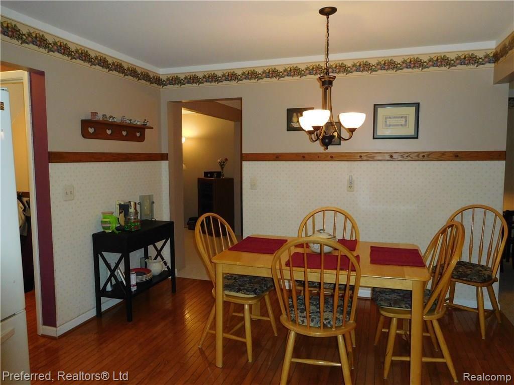 43697 Oakbrook Road Canton, MI 48187 - Photo 9 of 28 KITCHEN TABLE SPACE