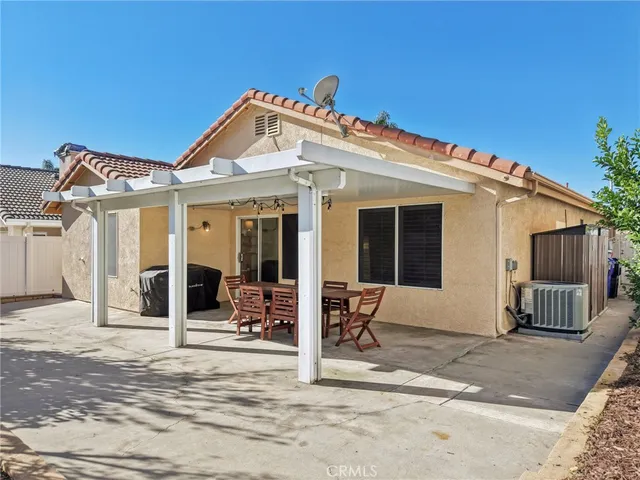a view of a house with backyard and porch