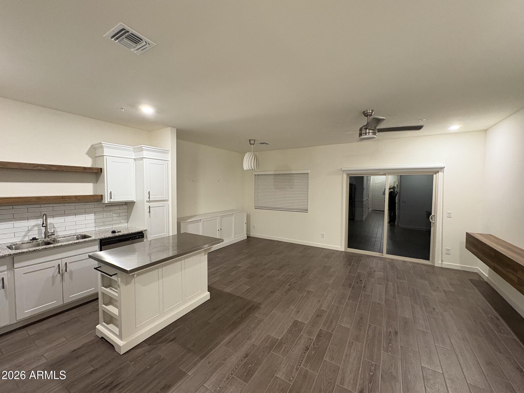 2264 West Laurie Lane Phoenix, AZ 85021 - Photo 3 of 10 image0 (8)