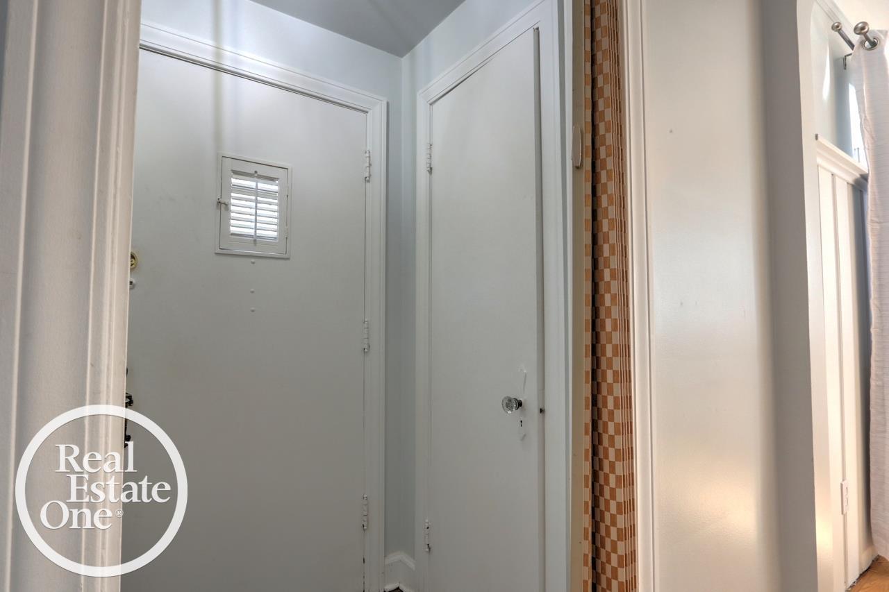 471 Touraine Road Grosse Pointe, MI 48236 - Photo 6 of 37 50191817-9e59ba15-9956-43be-a050-2852b35a4447.JPG