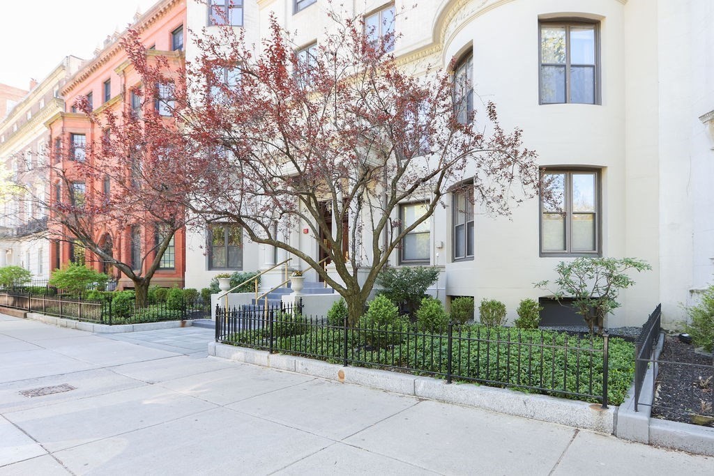 382 Commonwealth Avenue, Unit 24 Boston, MA 02215 - Photo 35 of 36 a front view of a house with garden