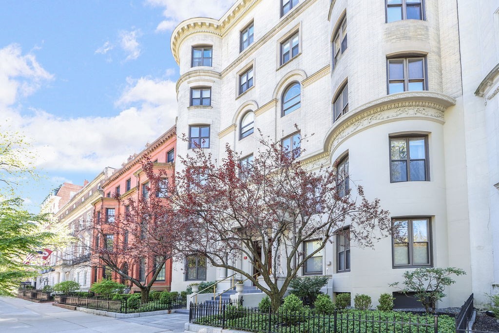 382 Commonwealth Avenue, Unit 24 Boston, MA 02215 - Photo 36 of 36 a front view of a building