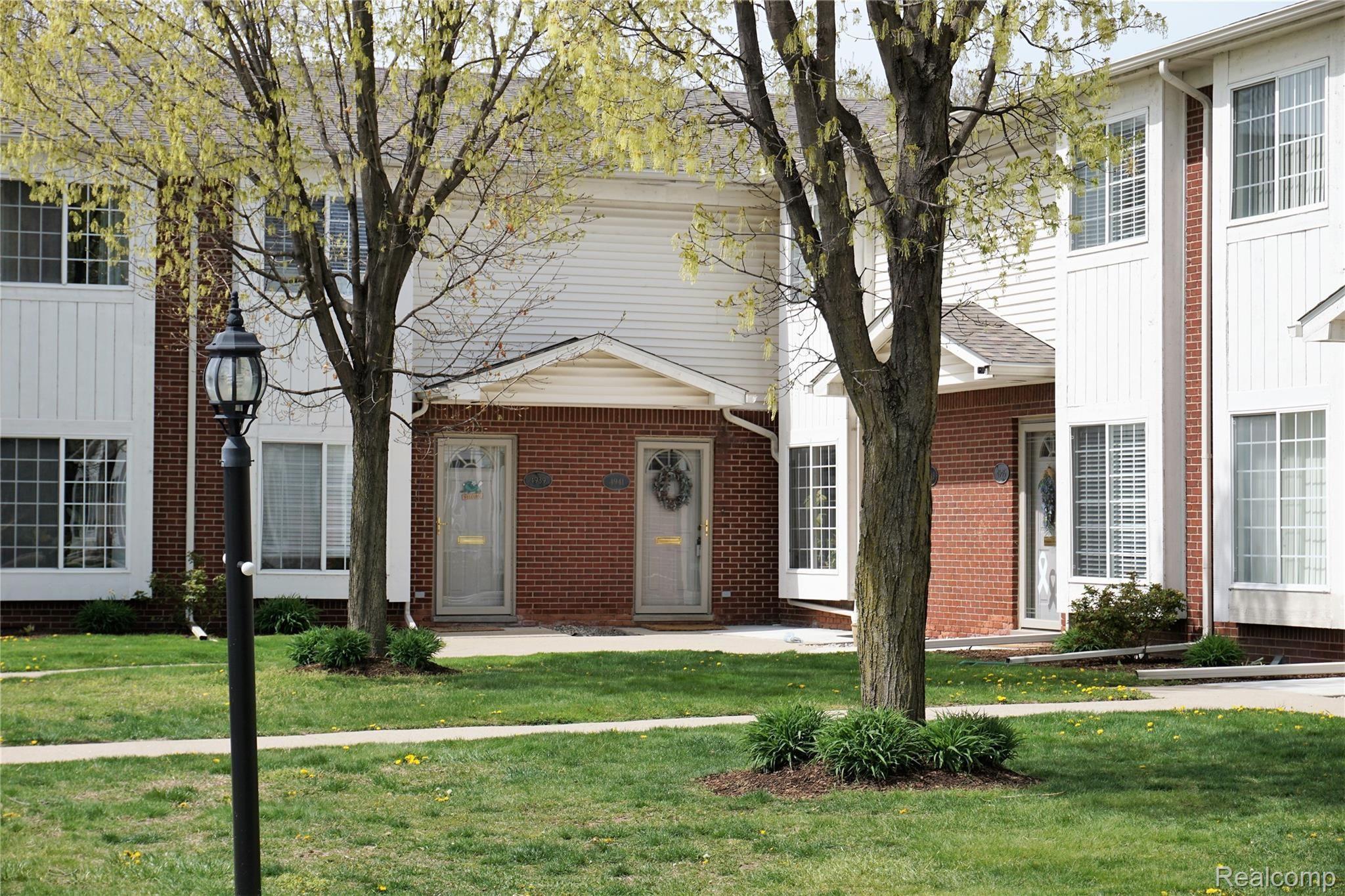 Front Entry -Corner- End Unit.JPG