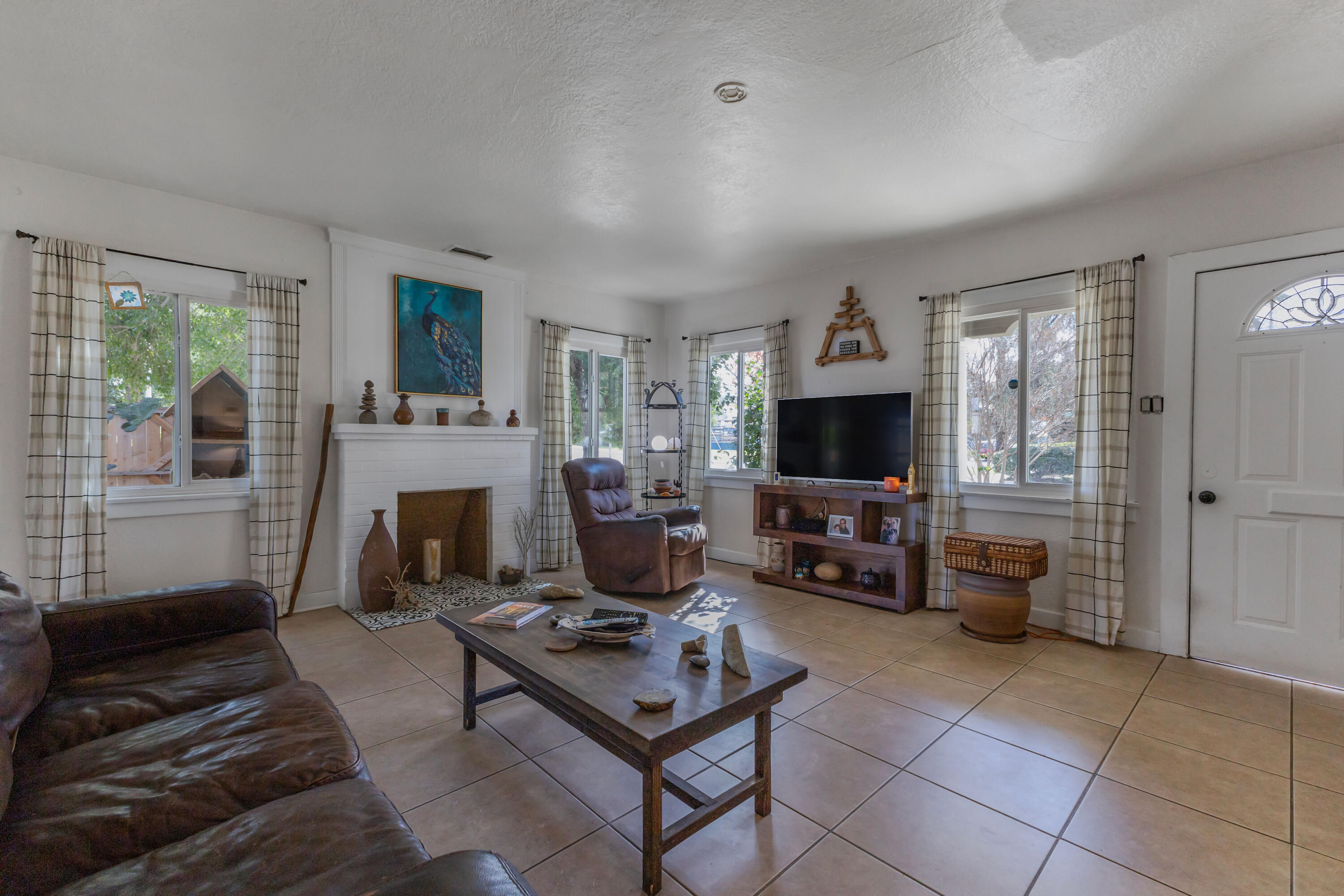 3307 Spruce Street Riverside, CA 92501 - Photo 4 of 31 IMG_0443
