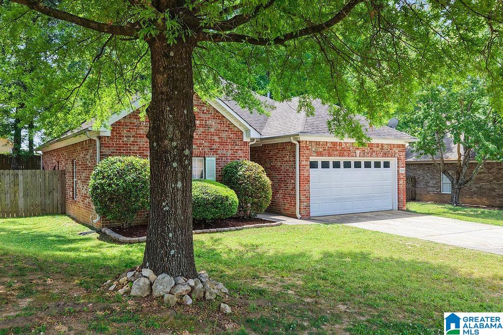303 Meadow Circle Alabaster, AL 35114 - Photo 2 of 31