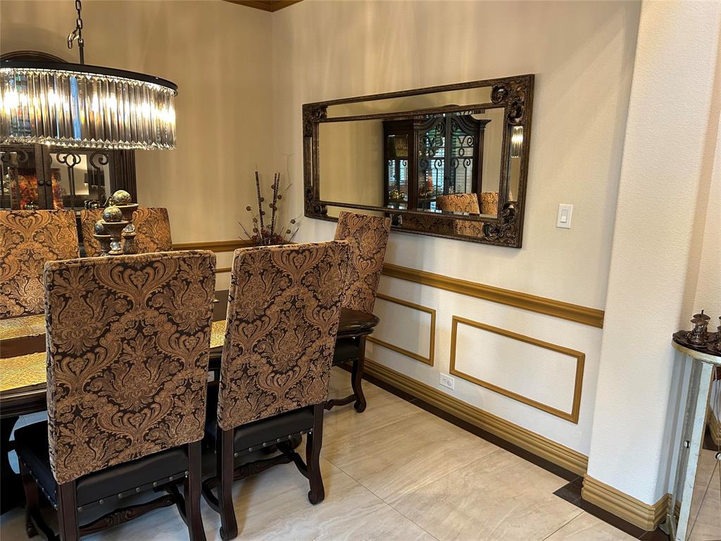 2219 Longview Road Irving, TX 75063 - Photo 8 of 36 a living room with furniture