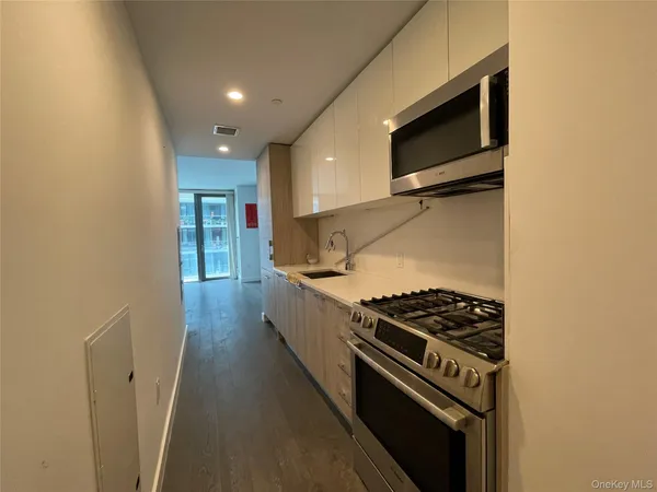 $2,900 | 131-05 40 Road, Unit 18T | Flushing