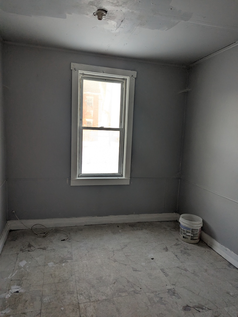 4805 South Elizabeth Street Chicago, IL 60609 - Photo 16 of 18 an empty room with a window